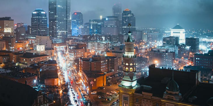 Vista aérea de edificios en Indianápolis, Indiana, por la noche.