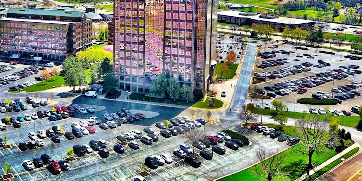 La image de un edificio y estacionamiento en Overland Park en una empresa en Kansas.