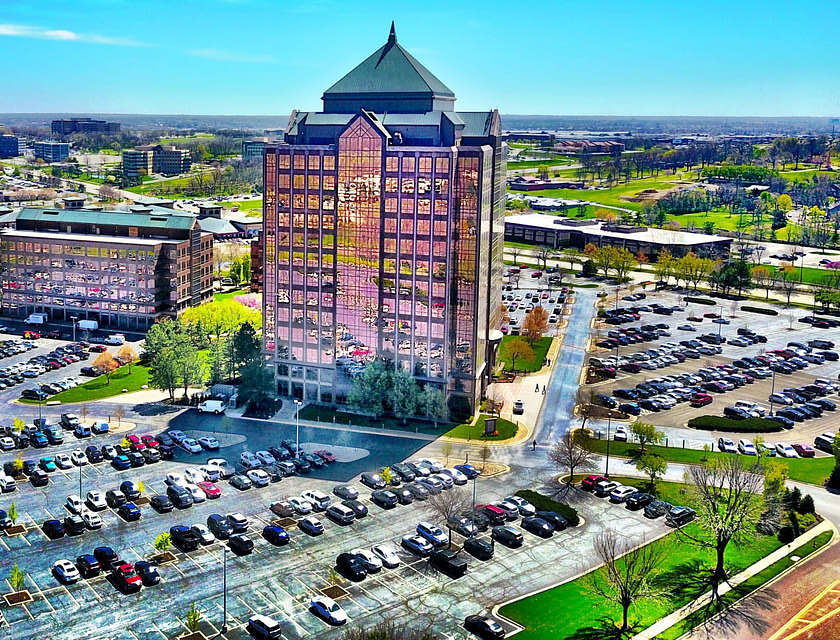 La image de un edificio y estacionamiento en Overland Park en una empresa en Kansas.