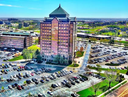 La image de un edificio y estacionamiento en Overland Park en una empresa en Kansas.