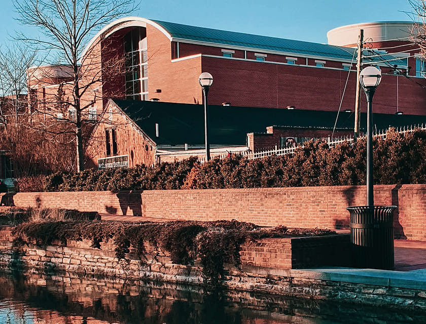 Edificio junto a un cuerpo de agua en Maine, Maryland.