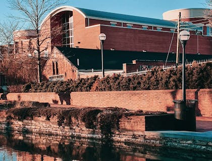 building alongside a body of water in Maine, Maryland