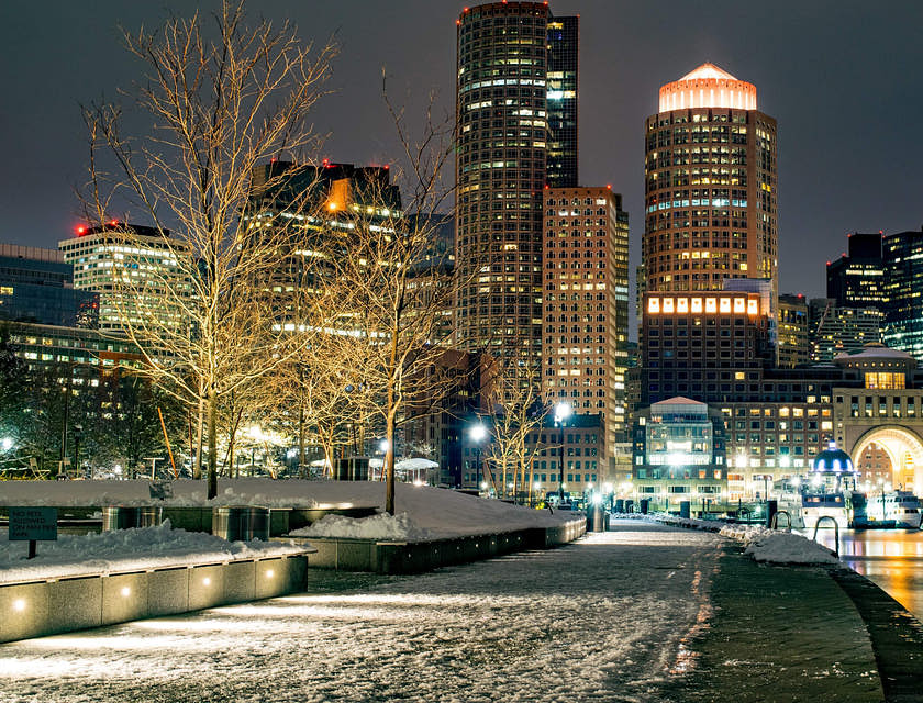 Una vista de las luces de la ciudad de Boston en la noche en una empresa de Massachusetts.