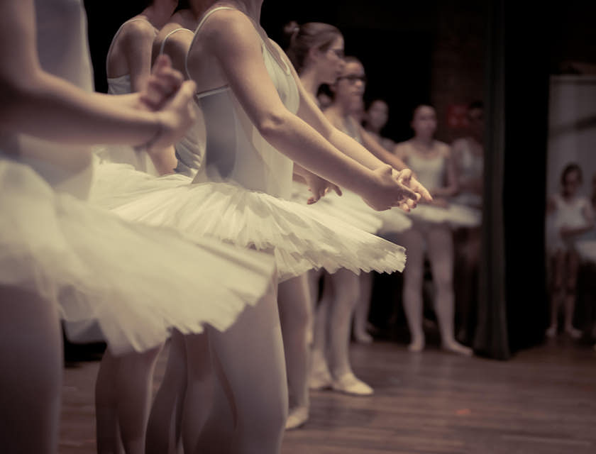 Una fila de bailarinas de ballet en una academia de baile.