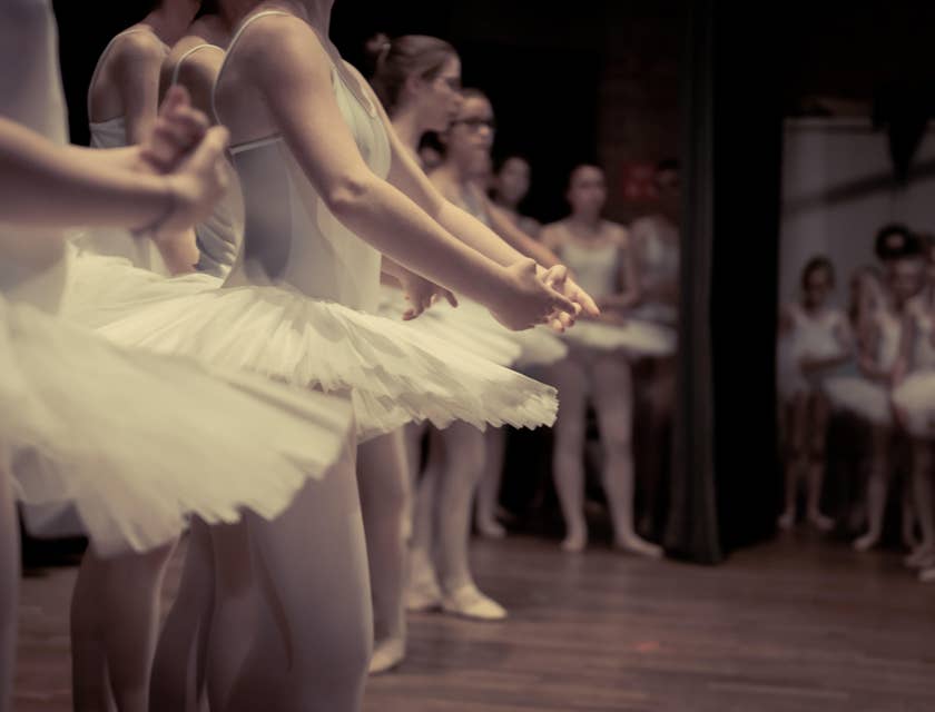 Una fila de bailarinas de ballet en una academia de baile.