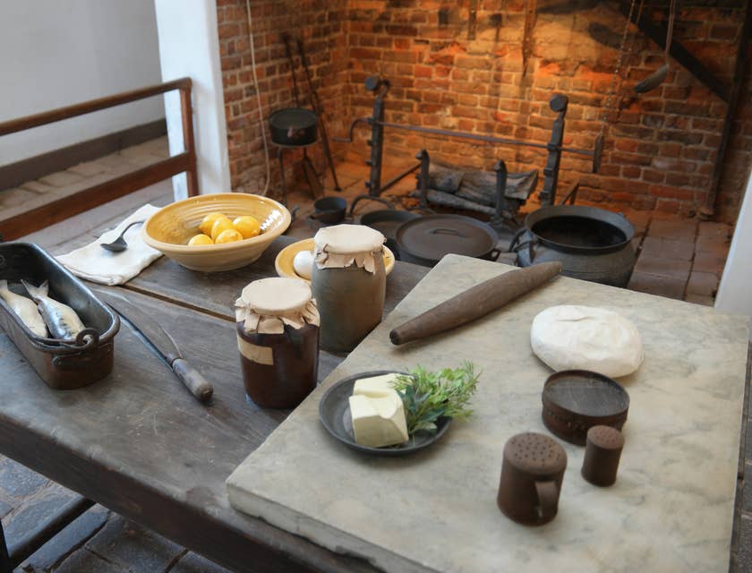 Ingredientes y utensilios sobre una mesa de un negocio del del siglo XVIII en Virginia.