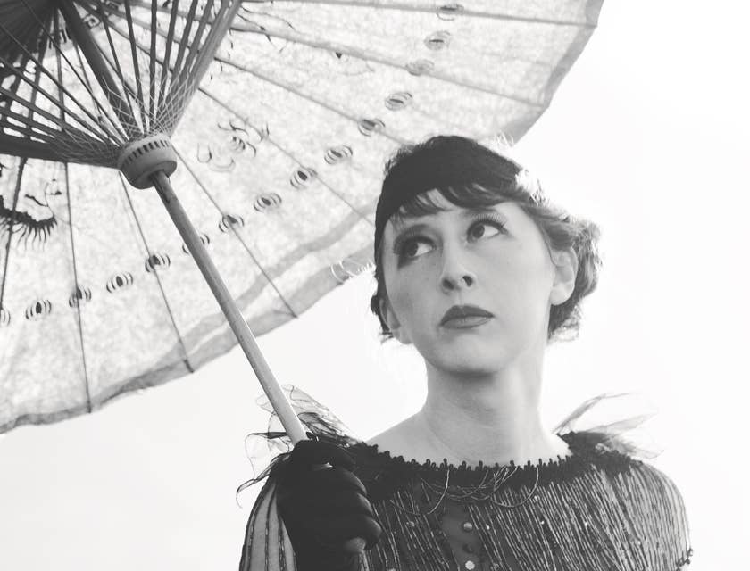 Une femme des années 1920 sous un parasol.