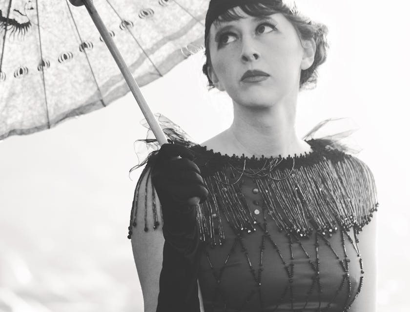 Une femme des années 1920 sous un parasol.