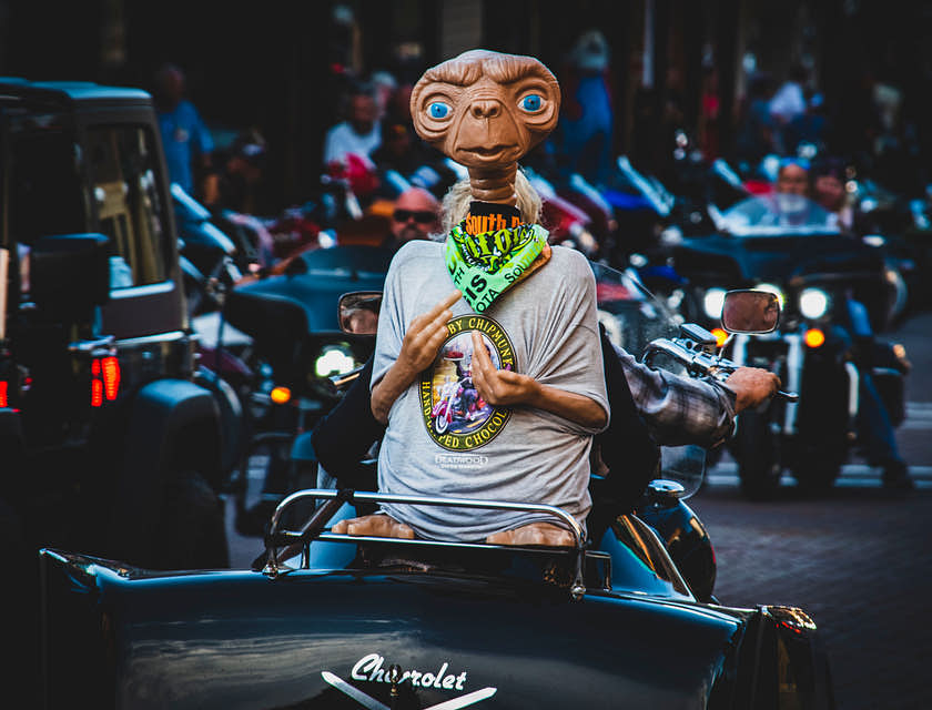 Una statua di E.T. di fine ventesimo secolo sopra una moto in strada.