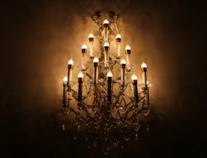 Un candelabro colgado en una pared de un negocio de equipo y accesorios de iluminación