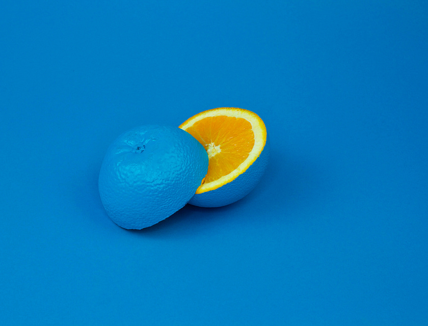Um limão pintado de azul cortado em duas metades.