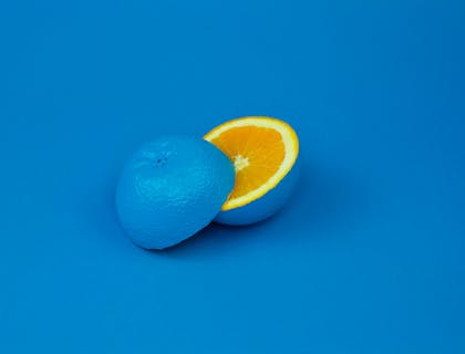 Um limão pintado de azul cortado em duas metades.