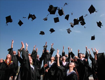 Un grupo de personas que celebran su graduación de una academia.