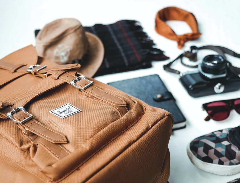Un sac en cuir, chapeau, écharpe et autre matériel à vendre par dans une boutique d'accessoires de mode.