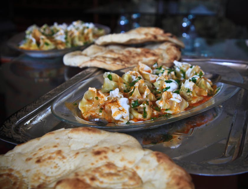Cibo tipico afgano servito su un piatto argentato in un ristorante afghano.