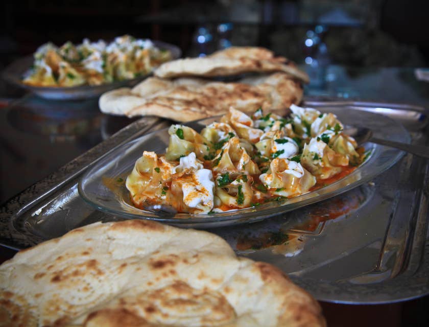 Cibo tipico afgano servito su un piatto argentato in un ristorante afghano.