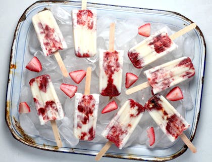 Paletas de hielo con alcohol y trozo de fresa en un negocio de paletas de hielo con alcohol.