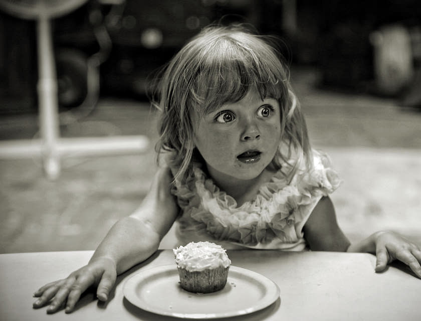 Une petite fille étonnée de sa fête surprise.
