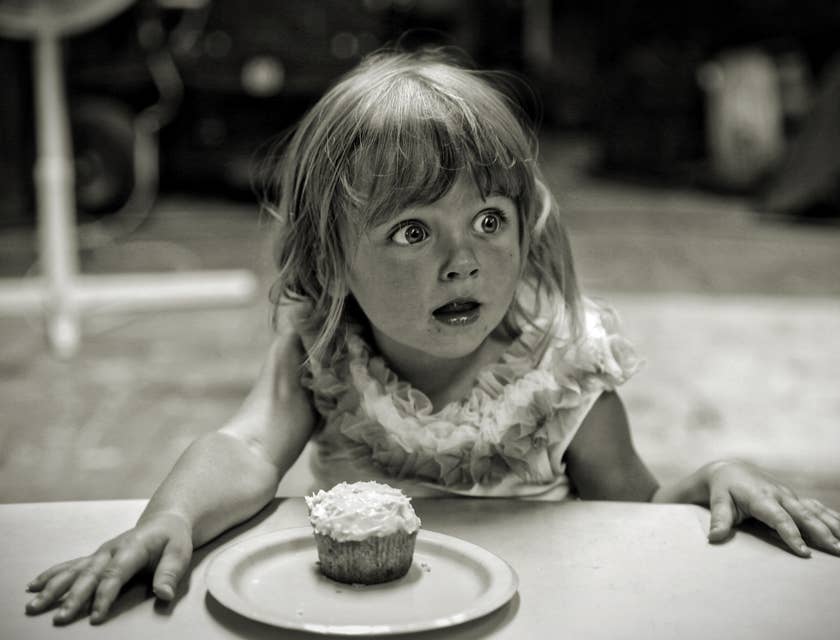 Une petite fille étonnée de sa fête surprise.