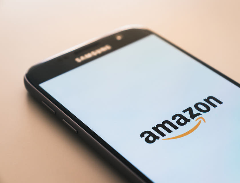 Un smartphone Samsung affichant le logo d'Amazon.