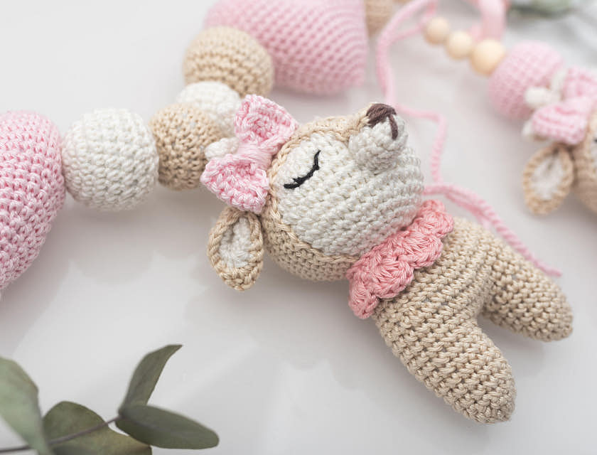 Un adorable amigurumi rose, blanc et marron clair.
