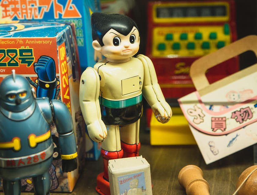Des jouets dérivés de l'anime sur une étagère dans un magasin de mangas.