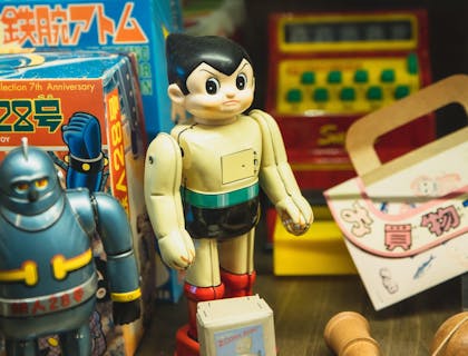 Brinquedos de animes na prateleira de uma loja de anime.