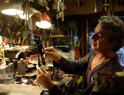 Un homme travaillant dans l'atelier d'une entreprise de restauration d'antiquités.