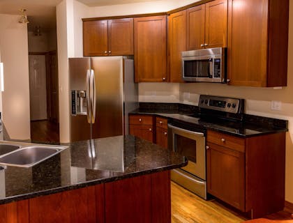 Una cocina en un negocio de reparación de electrodomésticos.