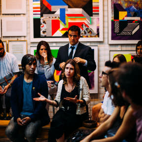 Acércate a negocios y sitios locales.