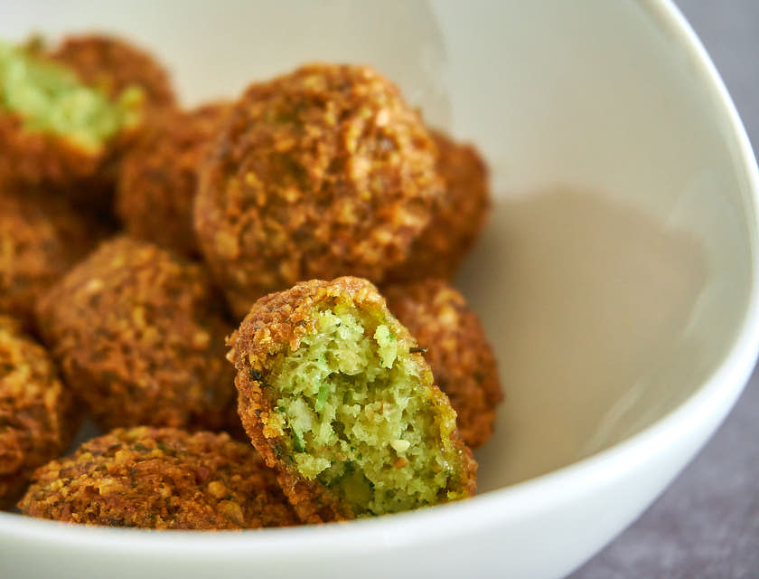 Un plat de délicieux falafels.