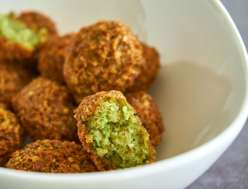 Delicioso plato de bolas de falafel árabe.