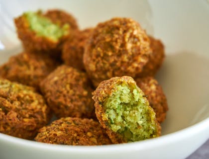 Delicioso plato de bolas de falafel árabe.