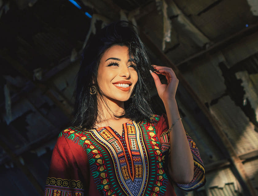 Mulher árabe usando um vestido tradicional.