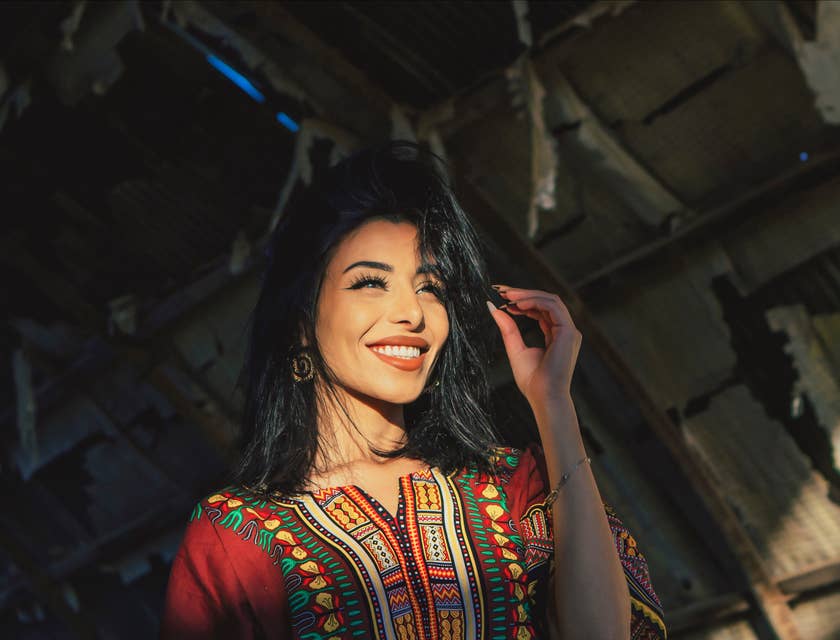 Una donna araba che sorride e indossa un abito tradizionale arabo.