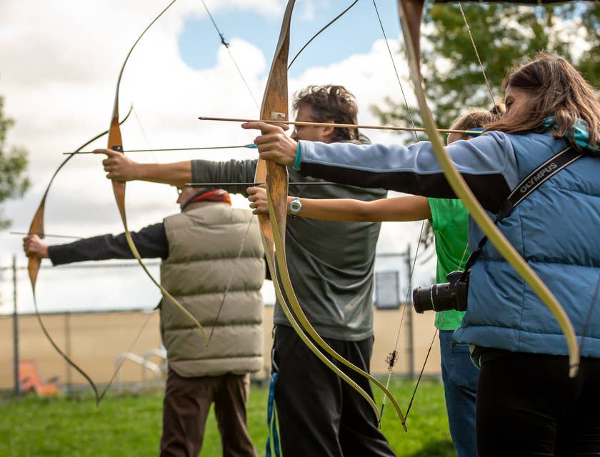 Pessoas praticando arco e flecha.