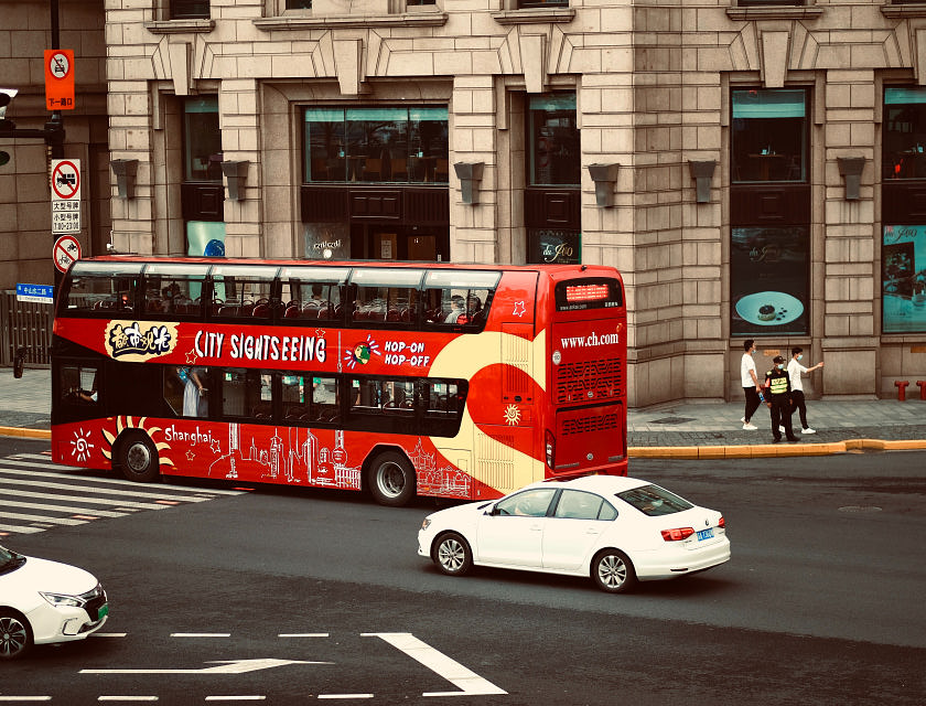 Bus rouge à deux étages pour une visite architecturale.