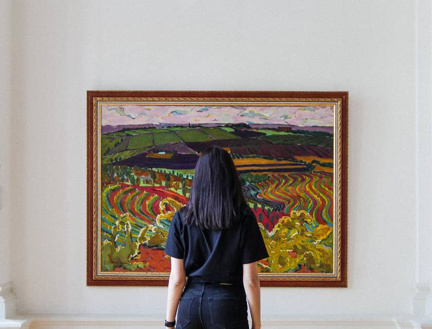 Une personne regardant une oeuvre d'art.