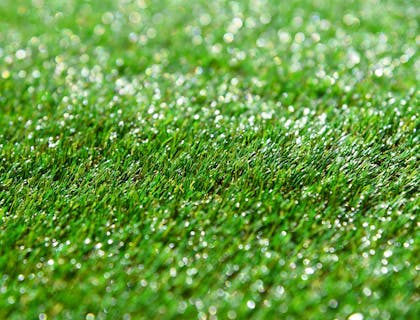 Pasto sintético verde.