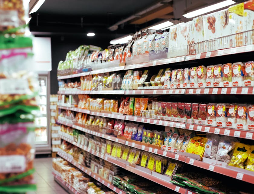 Una corsia di un supermercato che vende del cibo asiatico.