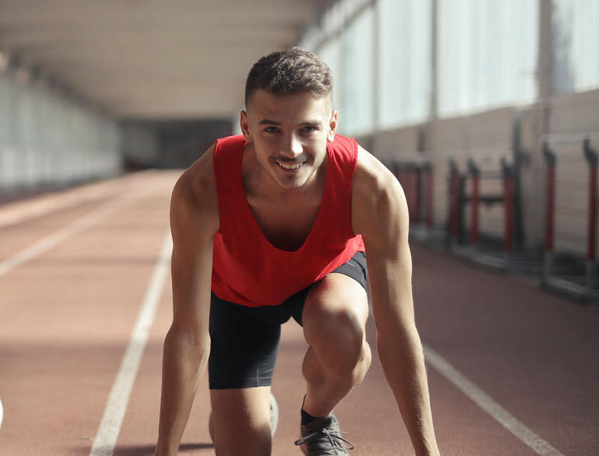 Un athlète prêt à compétir sur une piste d'athlétisme.