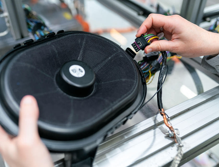 Un technicien travaillant sur une installation audio.