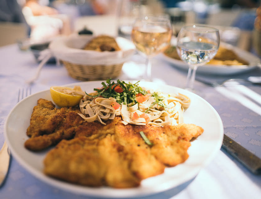 Prato de comida típica em um restaurante austríaco.