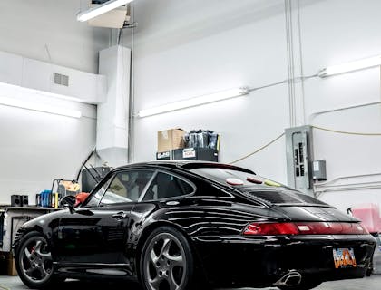 Coche negro en un negocio de mantenimiento automotriz.