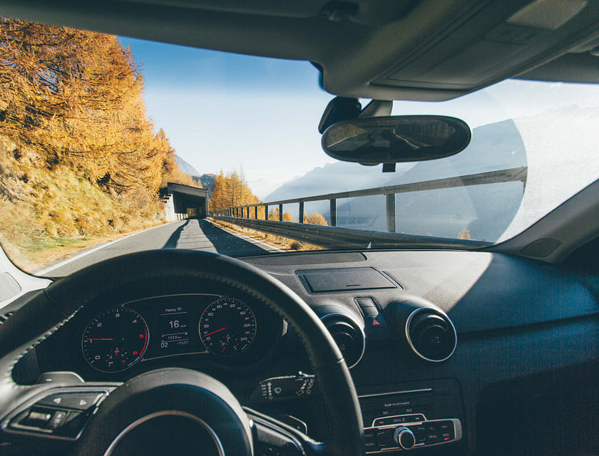 Vista di una strada e di un ponte attraverso un parabrezza nuovo installato in un negozio di vetri per auto.