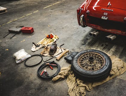 Reifenwechsel bei einem Oldtimer in einer Autowerkstatt.