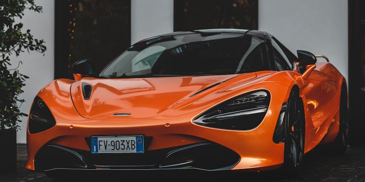 Une voiture de sport orange.