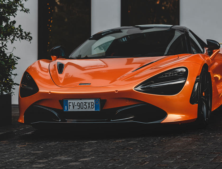 Um carro esportivo laranja.