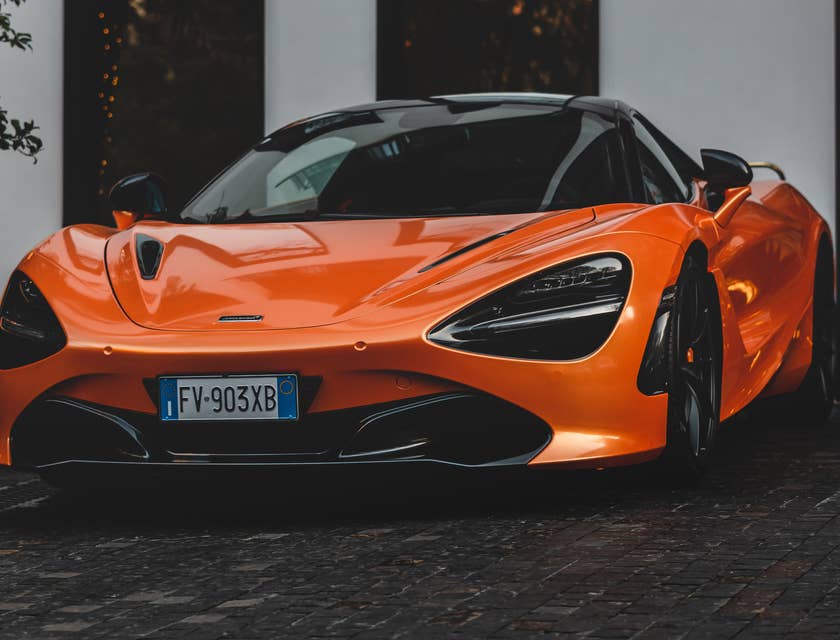 Ein oranger Sportwagen einer italienischen Automobilfirma.