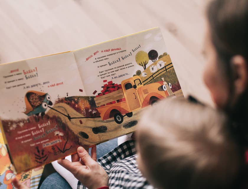 Ein Babysitter liest eine Geschichte aus einem Kinderbuch vor.